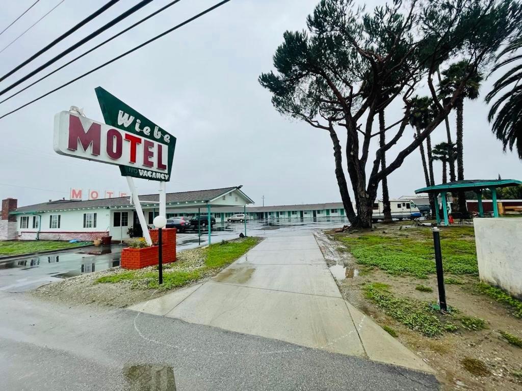 Wiebe Motel โฮลิสเตอร์ ภายนอก รูปภาพ