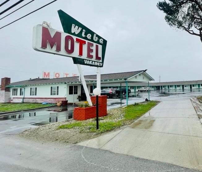 Wiebe Motel โฮลิสเตอร์ ภายนอก รูปภาพ