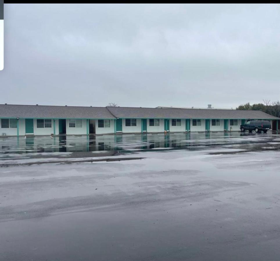 Wiebe Motel โฮลิสเตอร์ ภายนอก รูปภาพ